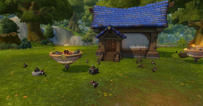 Двор дома игрока с питомцами на лужайке в WoW Midnight Размещение боевых питомцев на прилегающем к дому участке